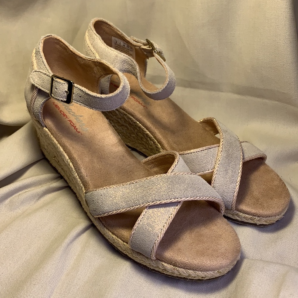 NWOT Sketchers wedge sandals, settle holden thread